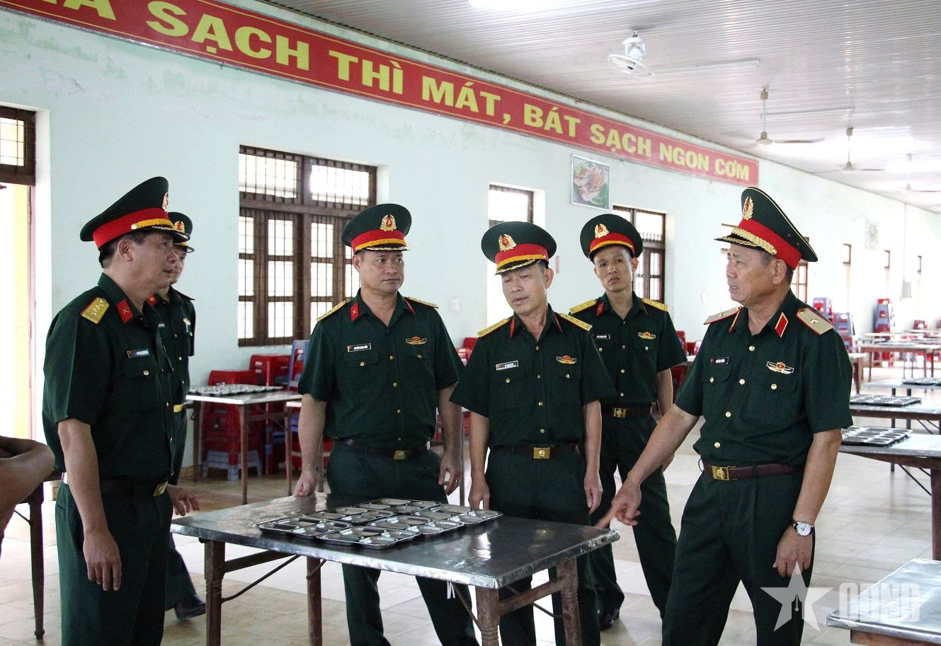 Kiểm tra công tác hậu cần, kỹ thuật và đầu tư xây dựng cơ bản tại Trường Quân sự Quân khu 5